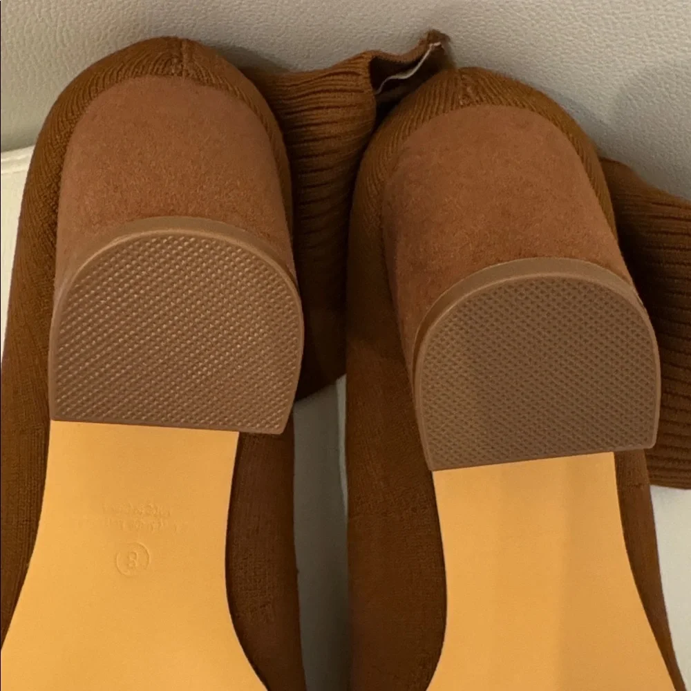 NWOT. Versona Fitted Brown Knit Ankle Boots - Picture 6 of 6